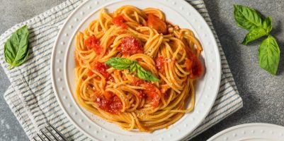 Olasz spagetti al Pomodoro tészta paradicsommal és bazsalikommal