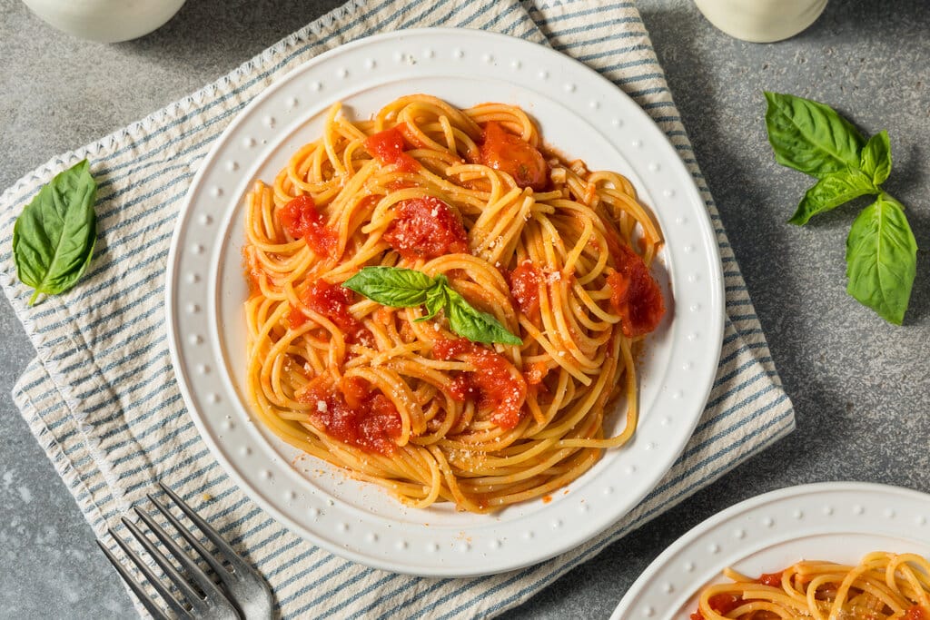Olasz spagetti al Pomodoro tészta paradicsommal és bazsalikommal