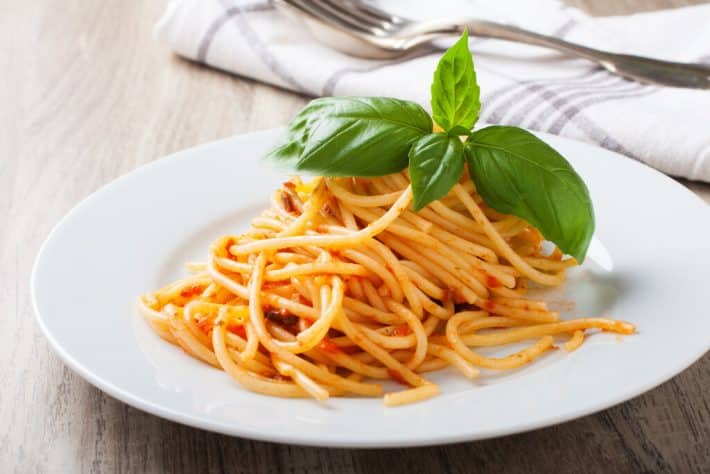 Pasta al pomodoro bazsalikommal egy igazi olaszból [recept]